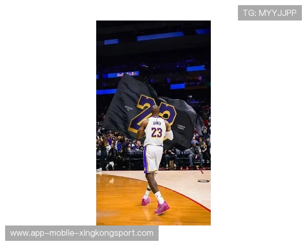 詹姆斯末节连续得手,湖人主场气势如虹