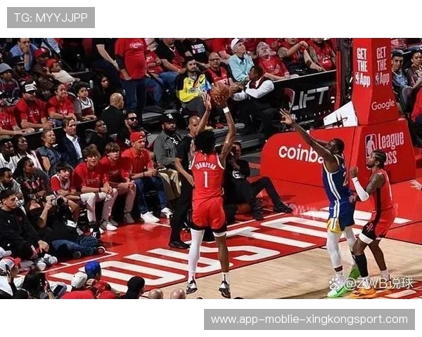 曼联边路强行突破，禁区形成包围